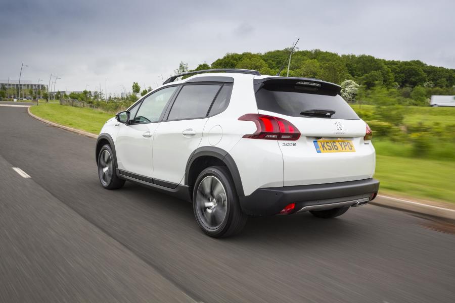  Peugeot 2008 GT Line 2016 года  (UK) (фото 8 из 12)